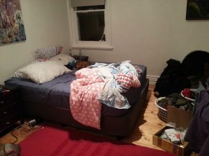 Schicksal - Chaotisches Schlafzimmer in der Wohnung in Toorak