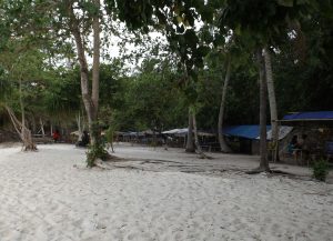 Der Blick auf ein paar Hütten am Strand von Karimunjawa