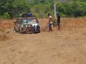 Der Versuch das Auto aus dem Sand zu bekommen