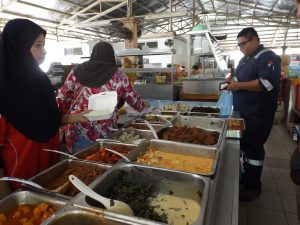 Essen to go auf einem Markt in Brunei