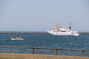 Schnellfähre und das dazugehörige Börteboot