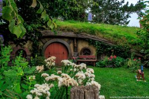 Im Land der Hobbits haben die Kinder auch Schaukelpferde im Garten