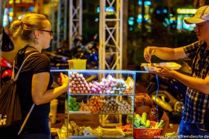 Melanie beobachtet ganz genau, wie das Essen in Saigon zubereitet wird.