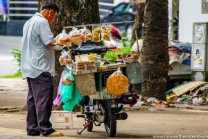 Dieser Herr verkauft Brot in Saigon und sein Verkaufsstand ist einfach nur sein Roller.