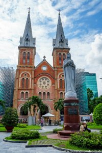 Kathedrale Notre Dame in Saigon mit der Statue der Jungfrau Maria im Vordergrund