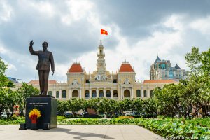 Das alte Rathaus von Saigon mit der Statue des ehemaligen Präsidenten Ho Chi Minh.