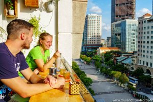 Es ist schön, oben im Café Apartment zu sitzen und das Treiben auf dem Square von Saigon zu beobachten.