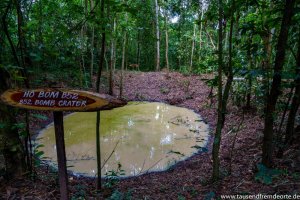 Ein Bombenkrater bei der Besichtigung der Co Chi Tunnel in der Nähe von Saigon.