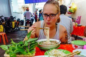 Sogar Melanie hat gefallen daran gefunden, zum Frühstück eine Nudelsuppe in Saigon zu essen.