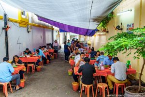 Eine kleine Garagenauffahrt, einfach nur ein bisschen abgehangen und zu einem Restaurant in Saigon umfunktioniert.