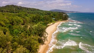 Der Ong Lang Public Beach auf Phu Quoc sieht von oben sehr sauber aus.