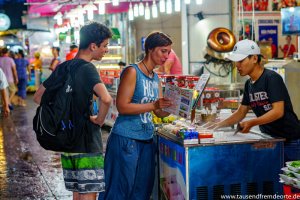 Das sogenannte gerollte Eis wird auf dem Markt von Phu Quoc am besten von der Karte bestellt.