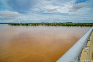 Auf meiner Radreise durch Kambodscha überquere ich immer wieder den Mekong