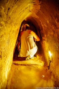 Melanie versucht durch einen Teil der Cu Chi Tunnel zu kommen. Es ist ziemlich eng.