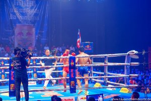 Der Schiedsrichter schaut bei einem Kun Khmer Kampf genau auf die zwei Kämpfer und ihre Aktionen.