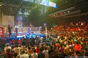 Der Boxring vor einem Kun Khmer Kampf. Die Halle ist gefüllt und die Zuschauer warten gespannt.