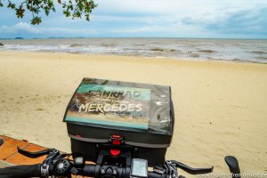 Unser Fahrrad am Strand von Kep in Kambodscha