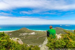 Ricardo genießt die Aussicht über den Wilsons Promontory National Park