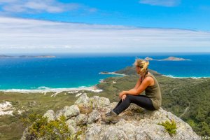 Melanie auf einem Felsen auf dem Mount Bishop im Wilsons Promontory National Park