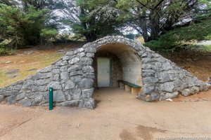steiniger Eingang zu den Buchan Caves
