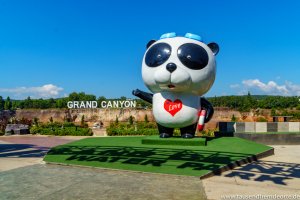 Ein riesiger Pandabär begrüßt dich am Eingang zum Grand Canyon Wasserpark in Chiang Mai