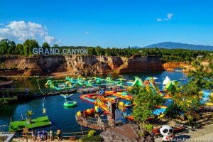 Eine riesige Spielwiese ziert den Wasserpark im Grand Canyon von Chiang Mai