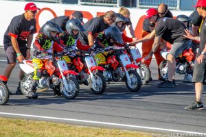 Kinder auf Motorrad bei Moto GP Phillip Island