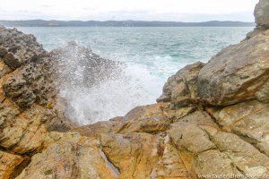 Wasser spritz an der Felsenküste
