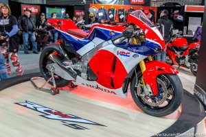 rotes Motorrad beim Moto GP auf Phillip Island