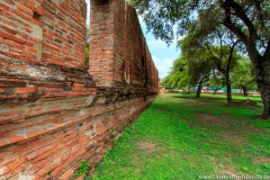 Mauer einer Ruine in Ayutthaya