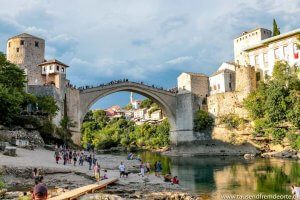 Blick auf die Brücke in Mostar