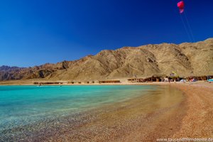 Blaue Lagune und Kitesurfer bei Dahab in Ägypten