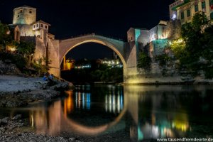 Beleuchtete Brücke in Mostar bei Nacht