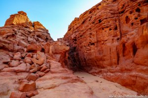 Rote Felsen im Coloured Canyon bei Dahab in Ägypten