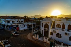 Sonnenuntergang über den Straßen von Dahab in Ägypten