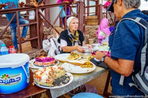 Straßenverkäuferin beim Wochenmarkt in Dahab Ägypten