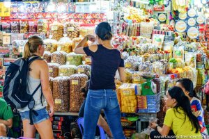 Melanie kauft Obst im Markt in Saigon