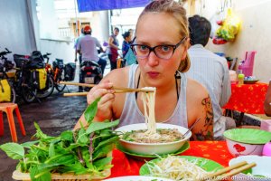 Melanie probiert die Pho Nudelsuppe in Saigon