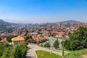 Blick auf Sarajevo mit den umliegenden Bergen