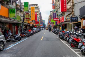 Straße mit Motorroller in Taipeh