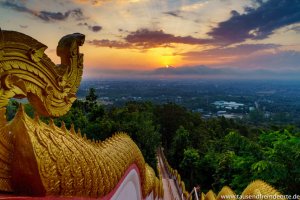 Sonnenaufgang auf einem Tempel über Chiang Mai