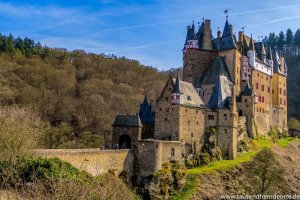 Seitlicher Blick auf die Burg Eltz