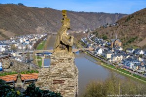 Statue der Reichsburg Cochem mit der Mosel im Hintergrund