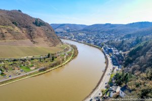 Blick auf die Mosel und die Weinberge