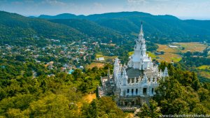 Weißer Tempel in den Bergen von Chiang Mai