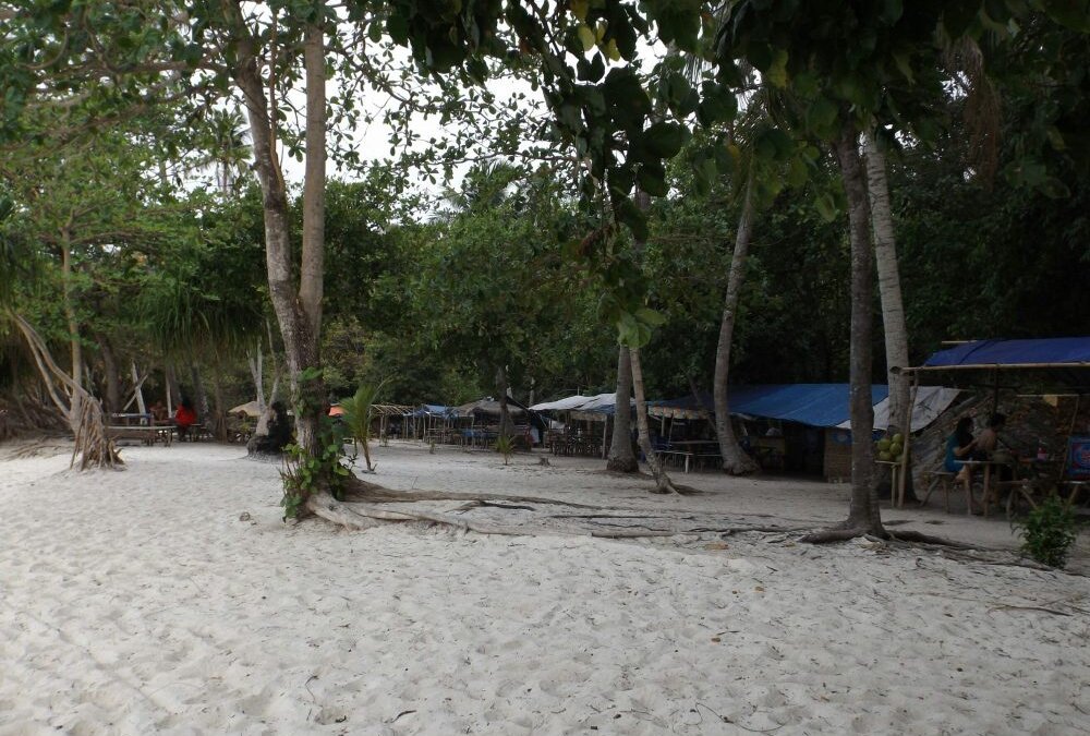 Der Blick auf ein paar Hütten am Strand von Karimunjawa