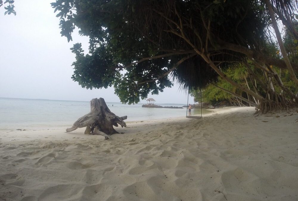 Schaukel am Strand von Karimunjawa