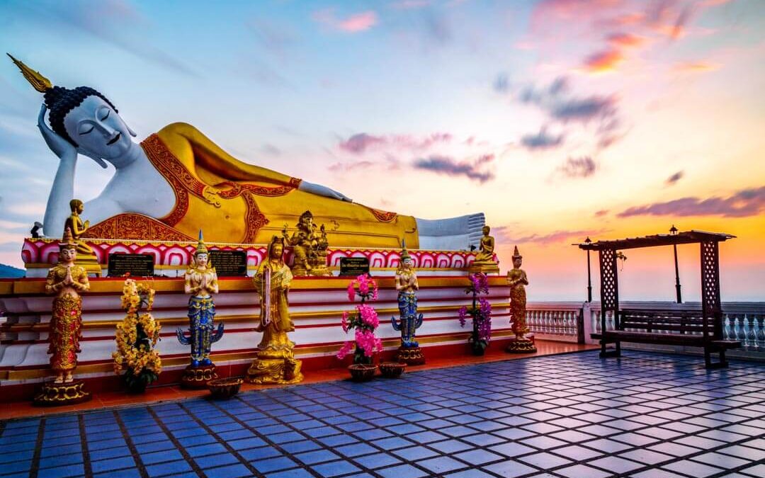 Buddhastuatue beim Sonnenaufgang in Chiang Mai Fotoparade